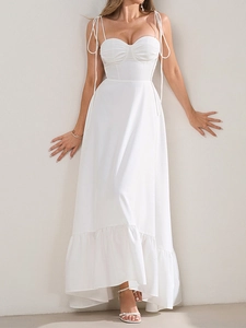 Détail du décolleté en cœur et des plis sur une robe longue blanche dos nu à bretelles