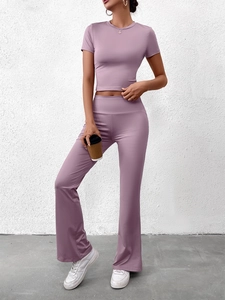 Détail d'un ensemble deux pièces en soie de lait mauve avec crop top et pantalon