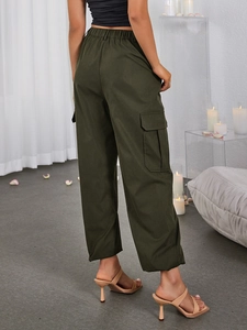 Détail de côté du pantalon cargo vert olive avec taille élastique et grandes poches latérales