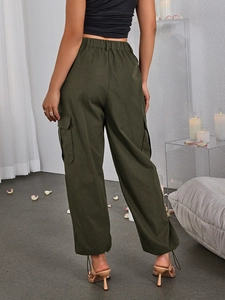 Vue détaillée du pantalon cargo vert armée avec taille élastique et poches latérales