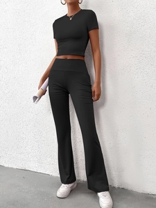 Détail de l'ensemble haut court et pantalon évasé noir en tissu stretch élastique