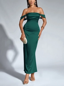 Détail de la robe de soirée longue en satin vert foncé avec coupe ajustée et épaules dénudées