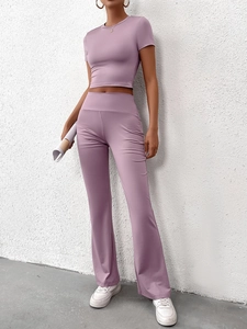 Détail d'un ensemble lilas avec pantalon évasé taille haute et haut court ajusté