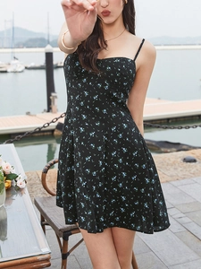 Détail de la mini robe fleurie à fines bretelles avec poitrine plissée au port maritime