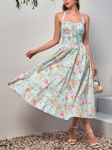 Dettaglio dell'abito halter azzurro a fiori con vita a corsetto e fiocco a coulisse