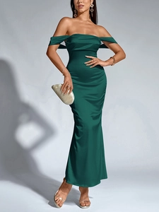 Détail de l'encolure à épaules dénudées et du satin plissé sur une robe sirène verte