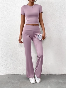 Détail de l'ensemble lilas deux pièces avec crop top et pantalon évasé à taille haute