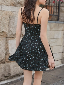 Détail de la robe d'été dos nu avec imprimé floral bleu et fines bretelles réglables