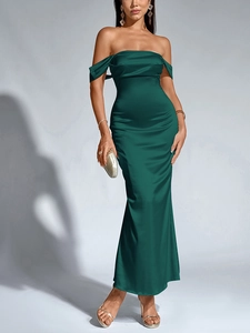 Détail de la robe en satin vert émeraude avec manches drapées et épaules dénudées