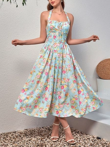 Dettaglio dell'abito halter a fiori azzurro con coulisse decorativa e motivi stampati