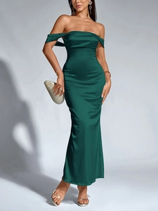 Détail d'une robe sirène en satin vert émeraude avec encolure à épaules dénudées