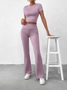 Détail de l'ensemble lavande avec haut court et pantalon évasé à taille haute extensible