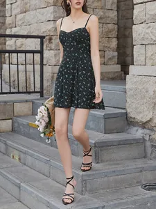 Détail de l'imprimé floral sur une mini-robe d'été évasée dos nu à fines bretelles