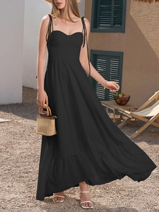 Détails d'une robe longue dos nu noire avec bretelles réglables et décolleté en cœur plissé