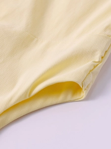 Détail de la maille côtelée et couture renforcée sur la robe sans manches jaune clair