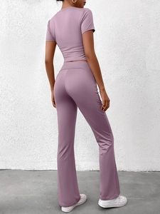 Vue arrière d'un ensemble violet deux pièces avec haut court et pantalon évasé