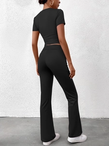 Vue arrière d'un ensemble en soie de lait noire avec haut court et pantalon évasé