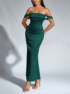 Détail d'une élégante robe satin vert foncé à épaules dénudées avec taille ajustée et coupe sirène