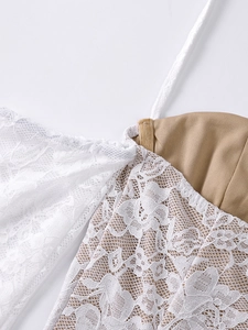 Détails rapprochés de la dentelle florale blanche avec bretelles fines et doublure beige