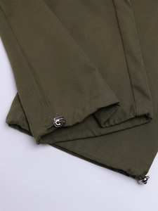 Détail de l'ourlet à cordon ajustable avec boucle en métal sur pantalon cargo