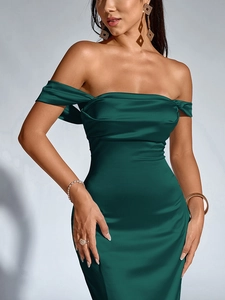 Détail du tissu en satin vert foncé et du décolleté élégant aux épaules dénudées