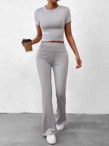 Détail de l'ensemble deux pièces gris en soie de lait avec crop top et pantalon évasé taille haute