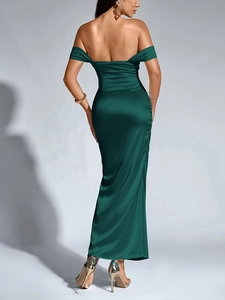 Détail de l'élégante robe de soirée en satin vert foncé avec dos nu et épaules dénudées