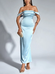 Détail d'une robe sirène bleu clair mate avec manches dénudées et silhouette ajustée élégante