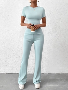 Détail d'un ensemble deux pièces en soie de lait bleu menthe avec haut court et pantalon