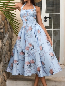 Abito midi floreale allacciato al collo con vita a corsetto e stampa di rose vintage