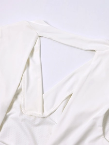 Détail du haut de sport blanc montrant la doublure en maille respirante et le design évidé