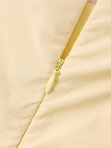 Vue macro détaillée de la fermeture éclair invisible sur une robe sans manches jaune