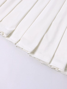Détail du tissu blanc de jupe plissée montrant les doubles coutures de haute qualité