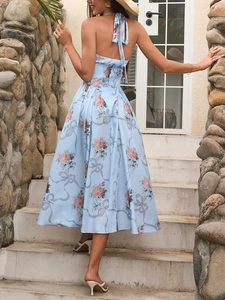 Dettaglio dell'abito floreale con schiena scoperta con rose rosa e fiocchi in stile resort