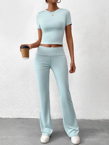 Ensemble deux pièces bleu clair moulant avec haut court et pantalon évasé d'été