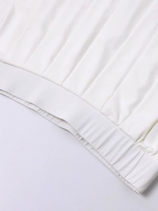 Gros plan sur le tissu plissé blanc avec taille élastique d'une jupe de sport