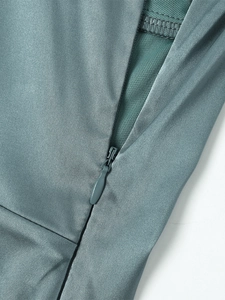 Détail de la fermeture éclair invisible en satin bleu avec doublure intérieure en filet