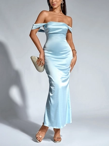 Détail de la robe en satin bleu clair avec décolleté épaules dénudées et rubans fluides