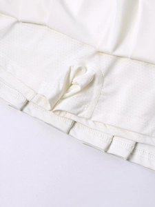 Gros plan sur la jupe plissée blanche double couche avec doublure en maille respirante et couture