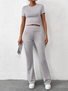 Détail d'un ensemble sport lilas deux pièces avec crop top et legging évasé