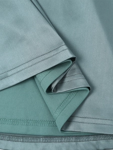 Détail de l'ourlet en satin de soie double épaisseur avec doublure en maille et coutures