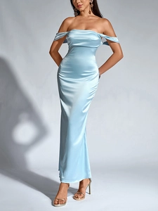 Détail d'une robe maxi en satin bleu clair avec corsage froncé et épaules dénudées