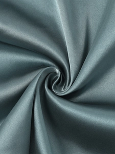 Vue macro détaillée de la texture lisse du satin gris-bleu avec un éclat soyeux