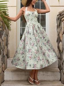Dettaglio del vestito estivo floreale all'americana con coulisse increspata sul petto