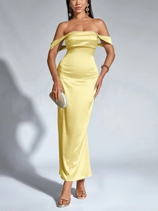 Détail de la robe de soirée en satin jaune brillant avec un design élégant à épaules nues