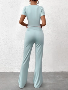 Vue arrière d'un ensemble t-shirt ajusté bleu clair et pantalon évasé à taille haute