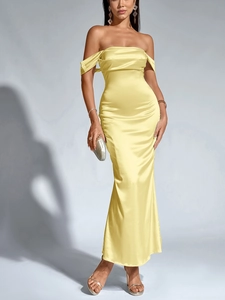 Gros plan détaillé de la robe en satin jaune vif avec une encolure à épaules dénudées