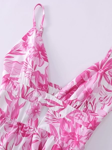 Détail d'une robe d'été à fleurs roses avec découpe en V et structure plissée au buste