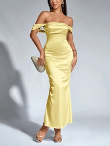 Robe longue élégante jaune clair à épaules dénudées en satin avec une coupe sirène chic