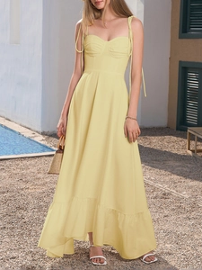 Détail de la robe d'été jaune clair montrant l'ourlet à volants et le dos nu étagé
